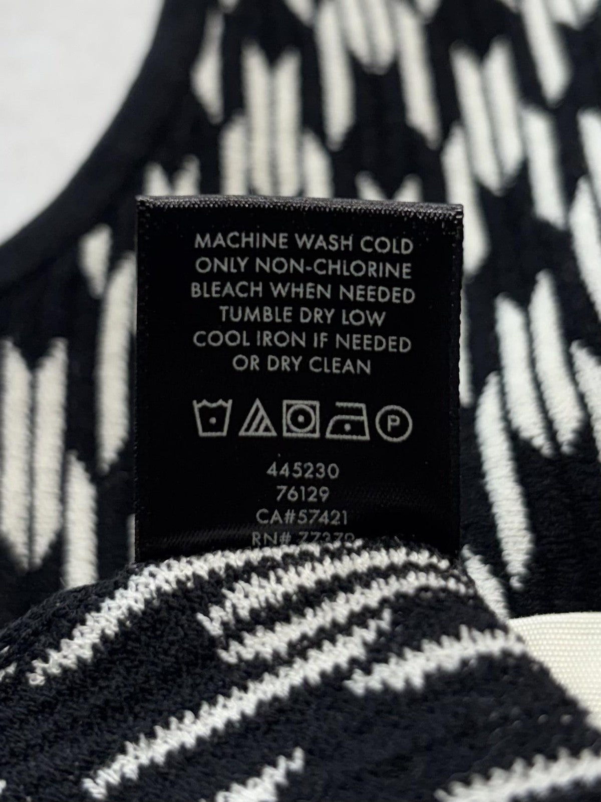 Ann Taylor Sweater Vest Womens Small Black White Geometric Crew Neck Sleeveless
