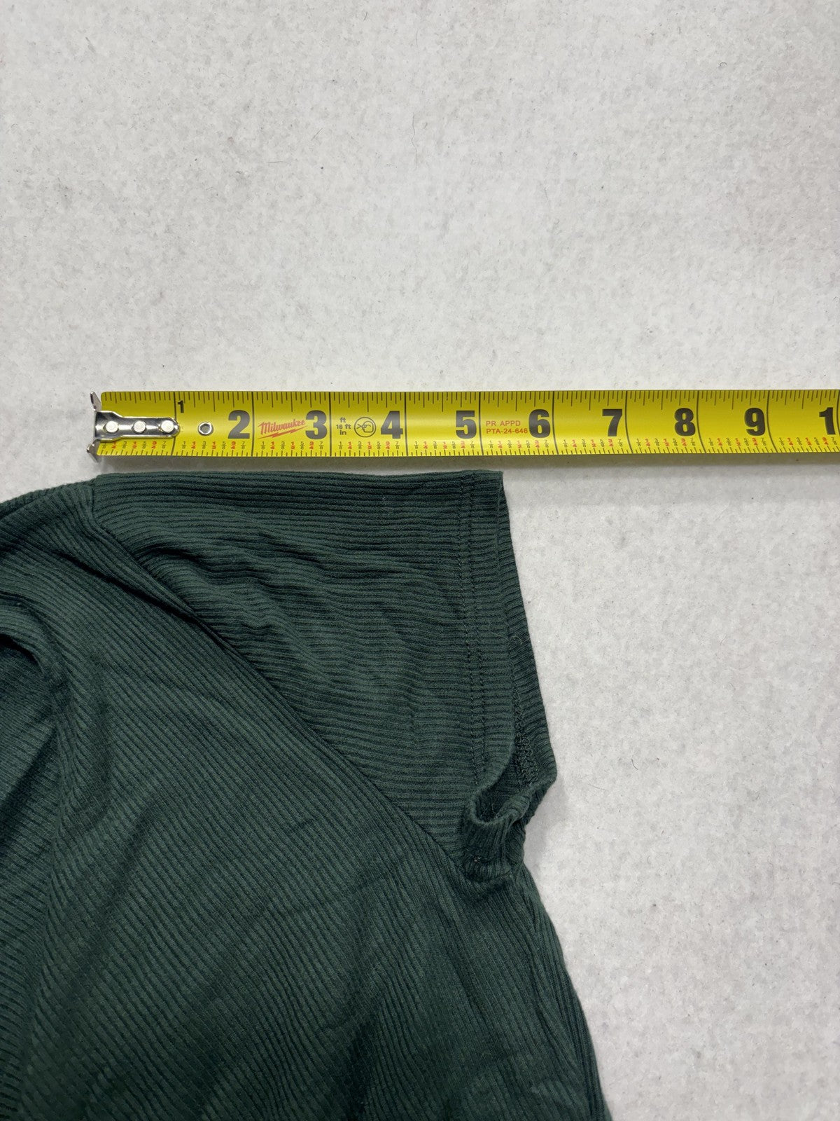 Derek Heart Shirt Juniors Medium Green V Neck Ribbed Cropped Tee Stretch Casual