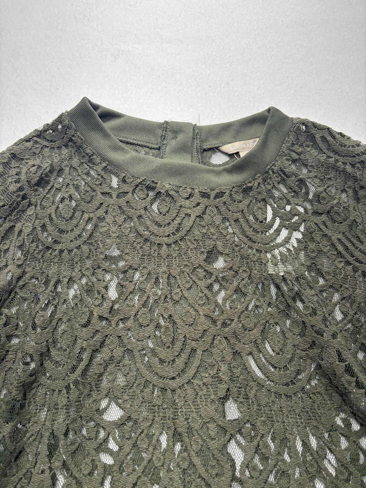 Banana Republic Blouse Womens Medium Green Lace Crew Neck Long Sleeve Sheer Top