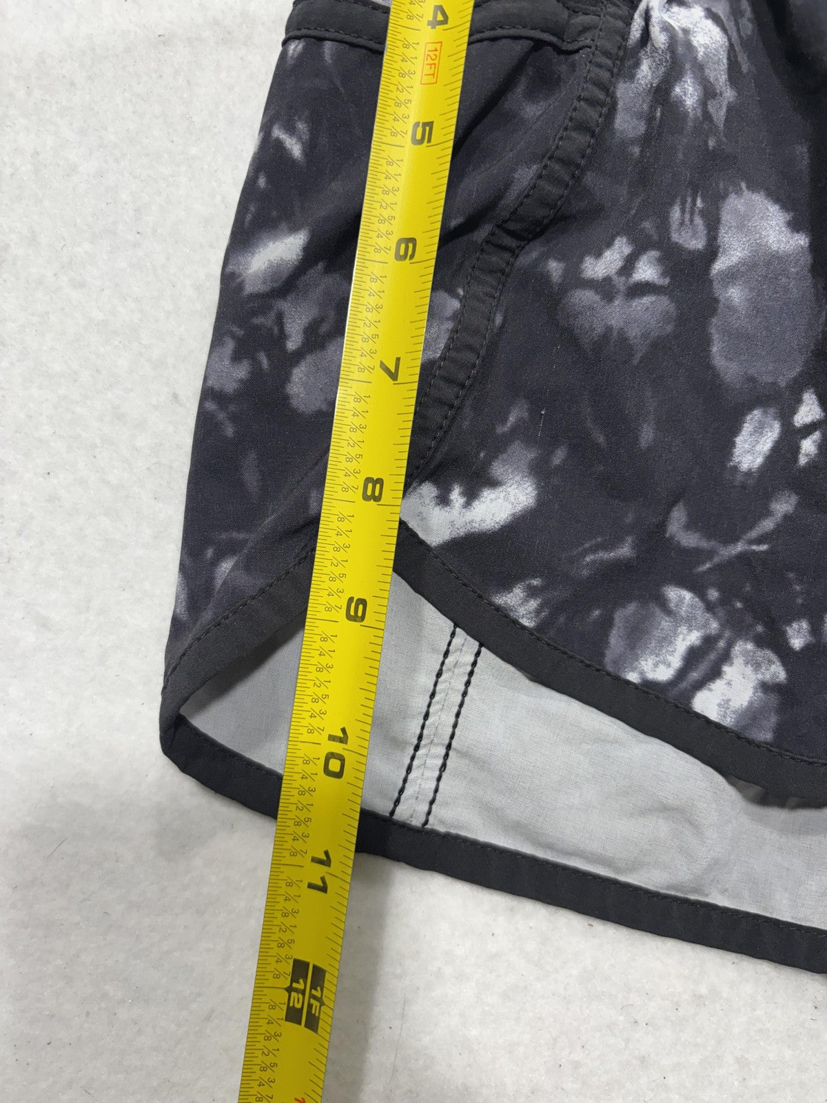 Lululemon Running Shorts Womens 6 Black Batik 2.5" Inseam Lined Zip Pocket
