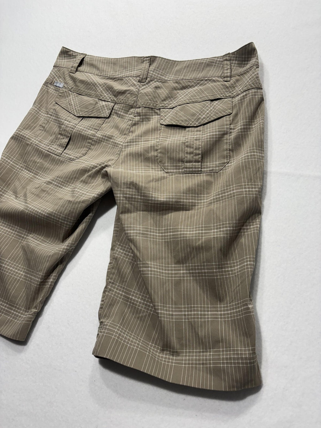 Columbia Shorts Womens 10 Beige Plaid Bermuda Knee Length Hiking Zip Pockets