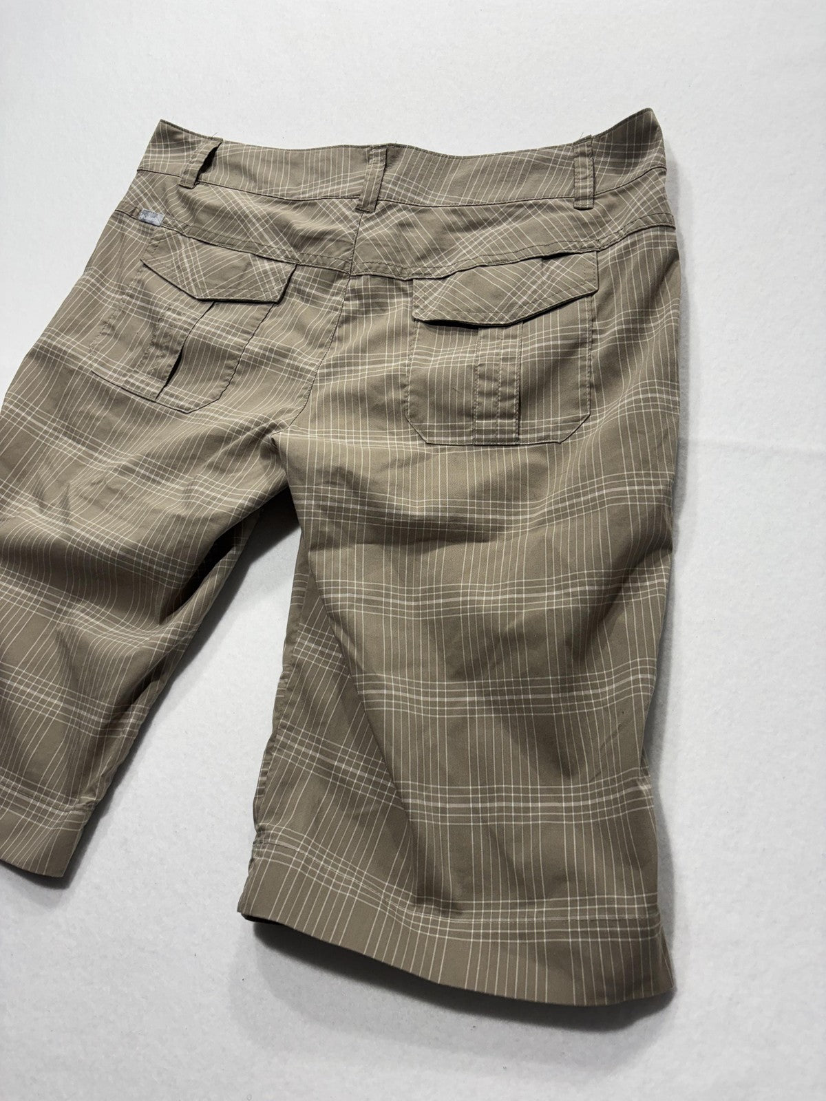 Columbia Shorts Womens 10 Beige Plaid Bermuda Knee Length Hiking Zip Pockets