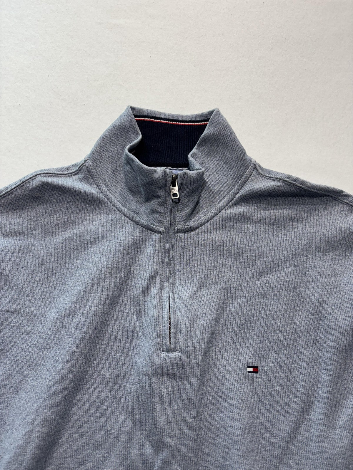 Tommy Hilfiger Sweatshirt Mens Medium Gray 1/4 Zip Mock Neck Pullover Logo