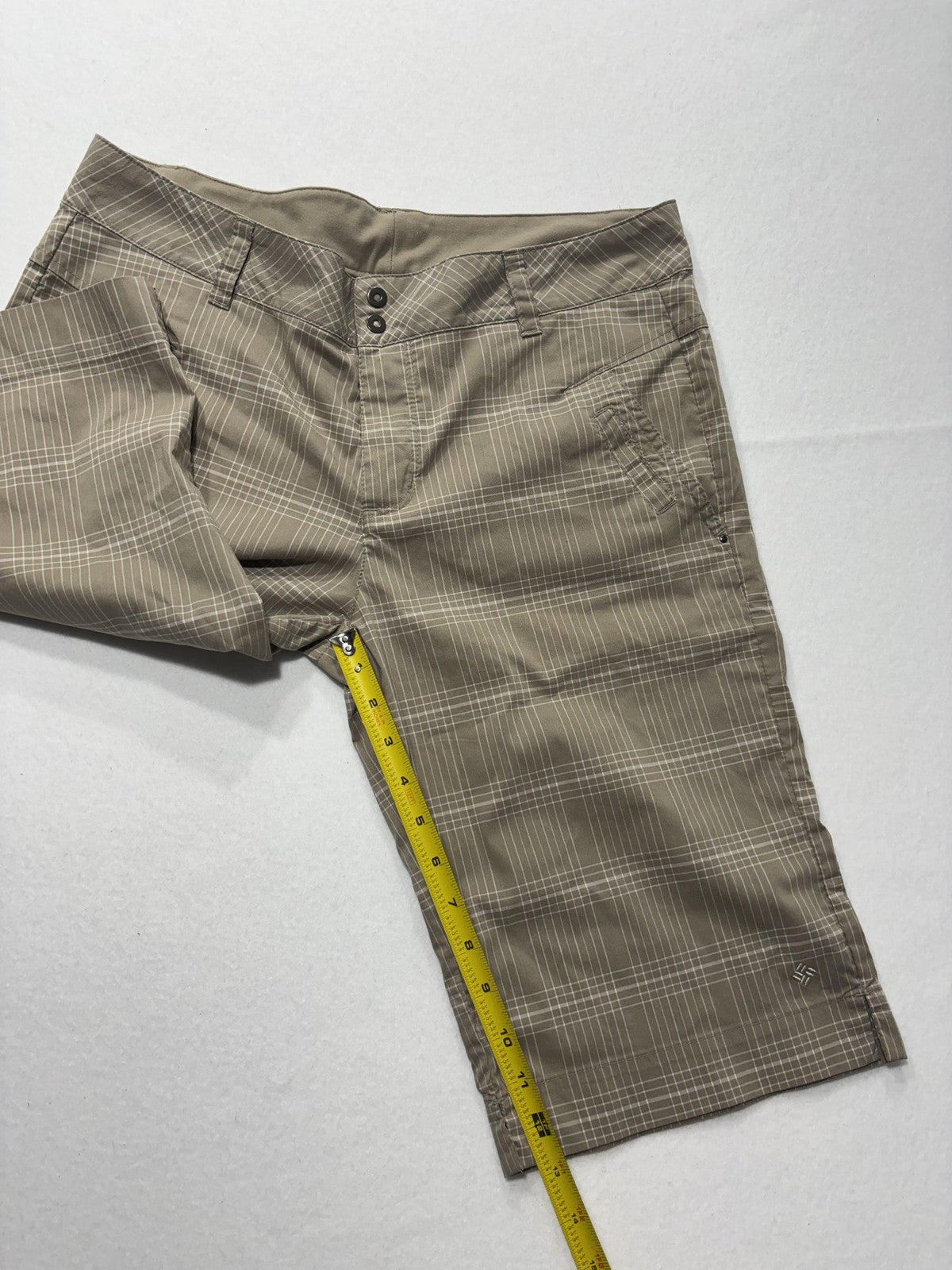Columbia Shorts Womens 10 Beige Plaid Bermuda Knee Length Hiking Zip Pockets