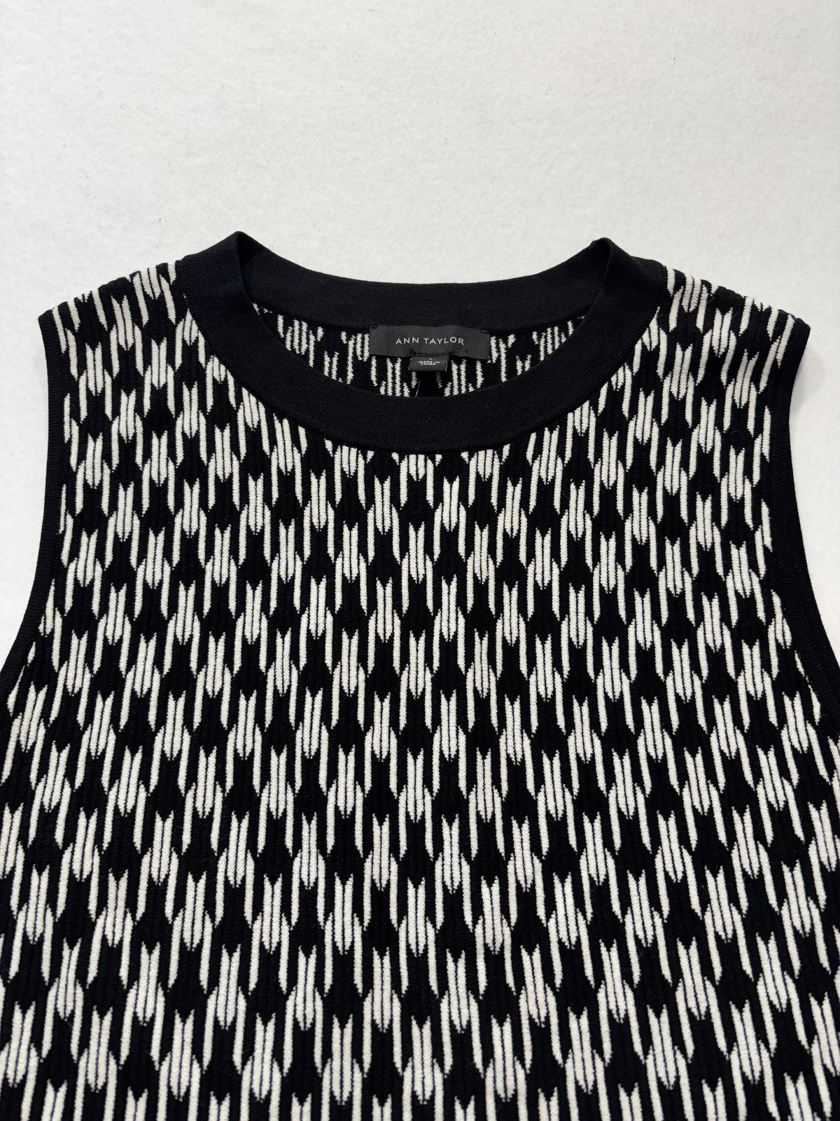 Ann Taylor Sweater Vest Womens Small Black White Geometric Crew Neck Sleeveless