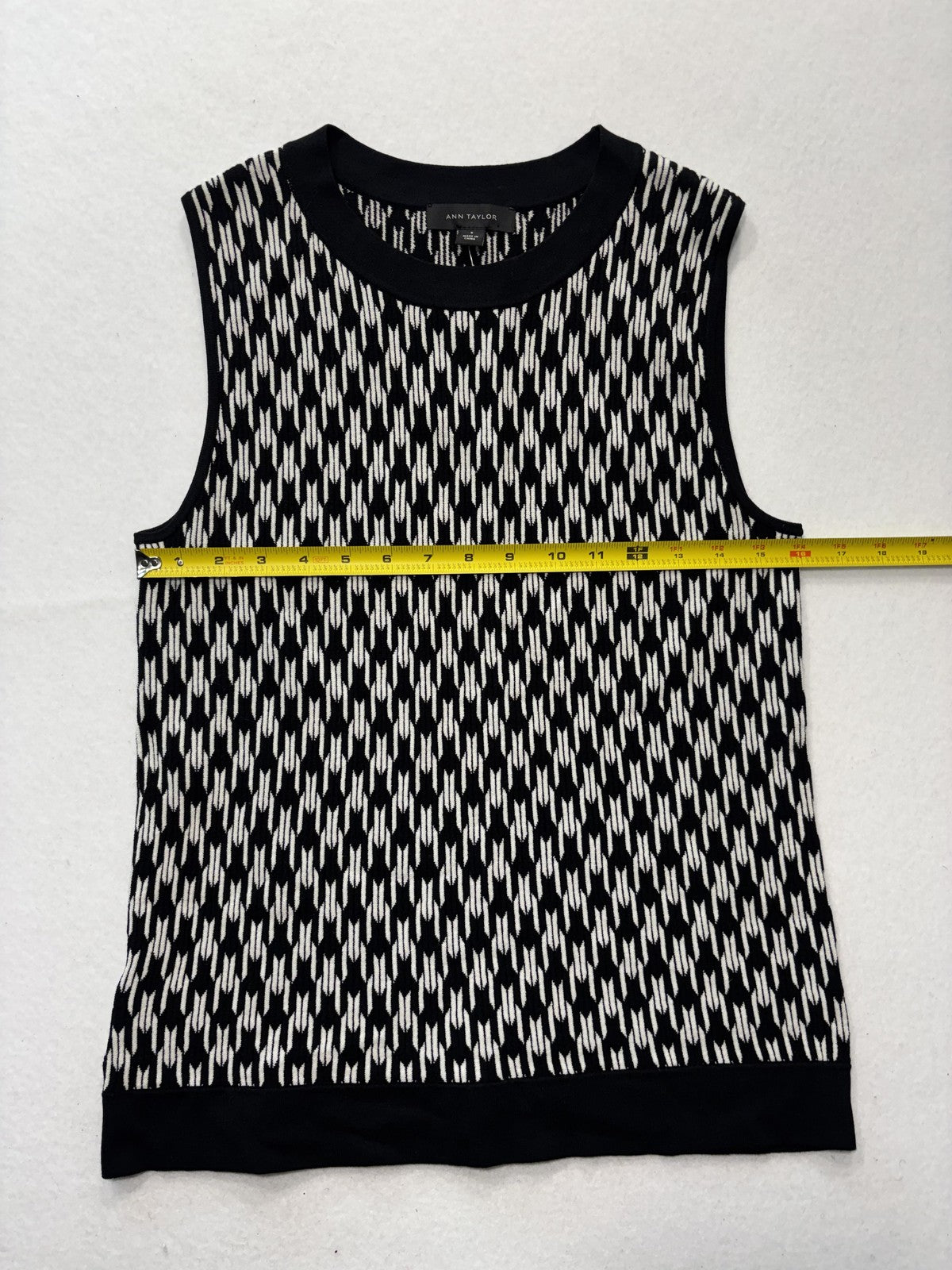 Ann Taylor Sweater Vest Womens Small Black White Geometric Crew Neck Sleeveless