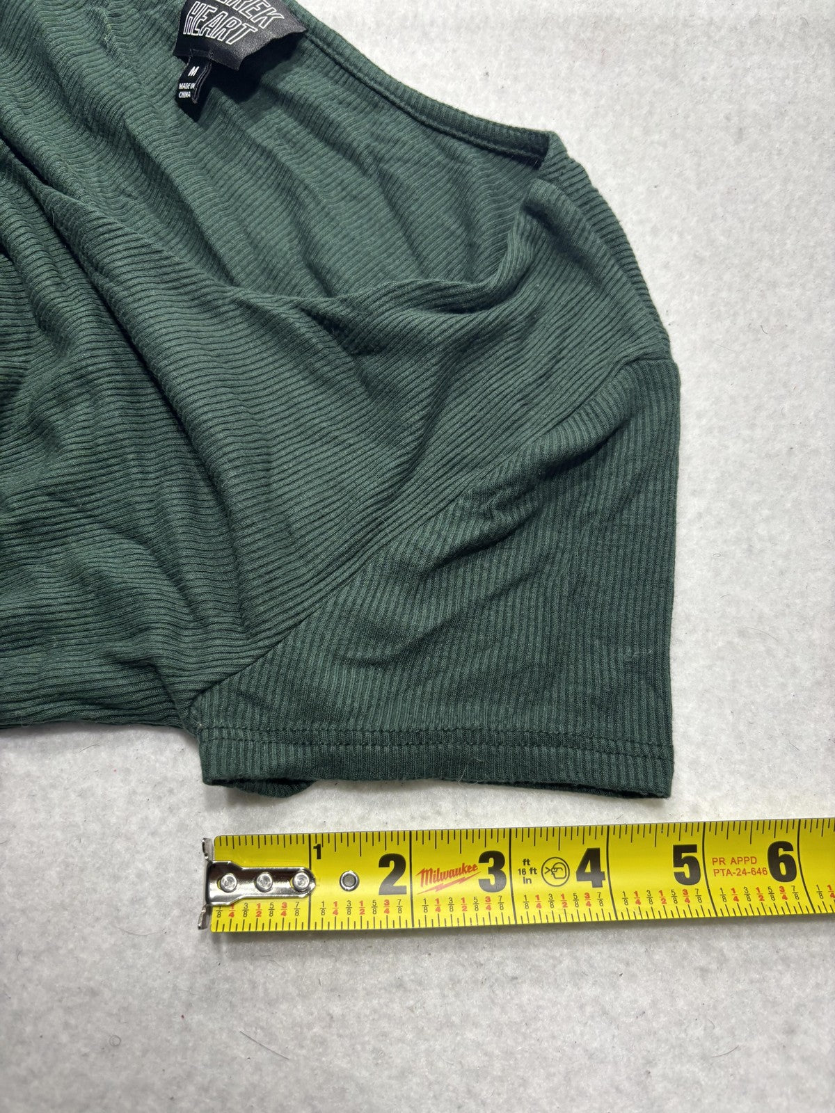 Derek Heart Shirt Juniors Medium Green V Neck Ribbed Cropped Tee Stretch Casual