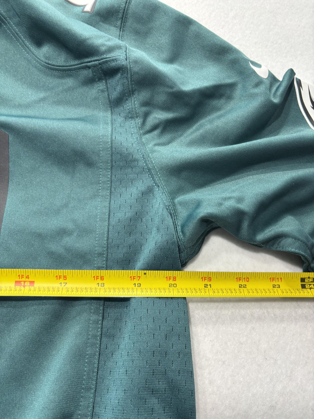 Philadelphia Eagles Jersey Mens Medium Green NFL Football Nike Carson Wentz 11