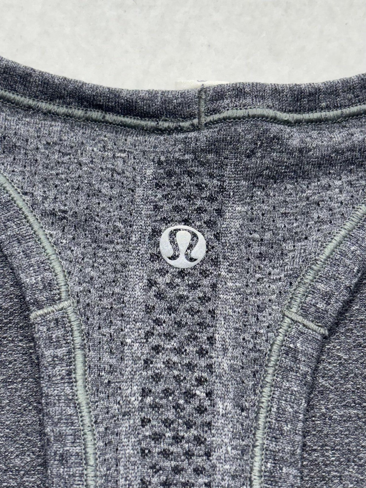 Lululemon Swiftly Tech Tank Womens 6 Gray Crew Neck Racerback Knit Athletic Top