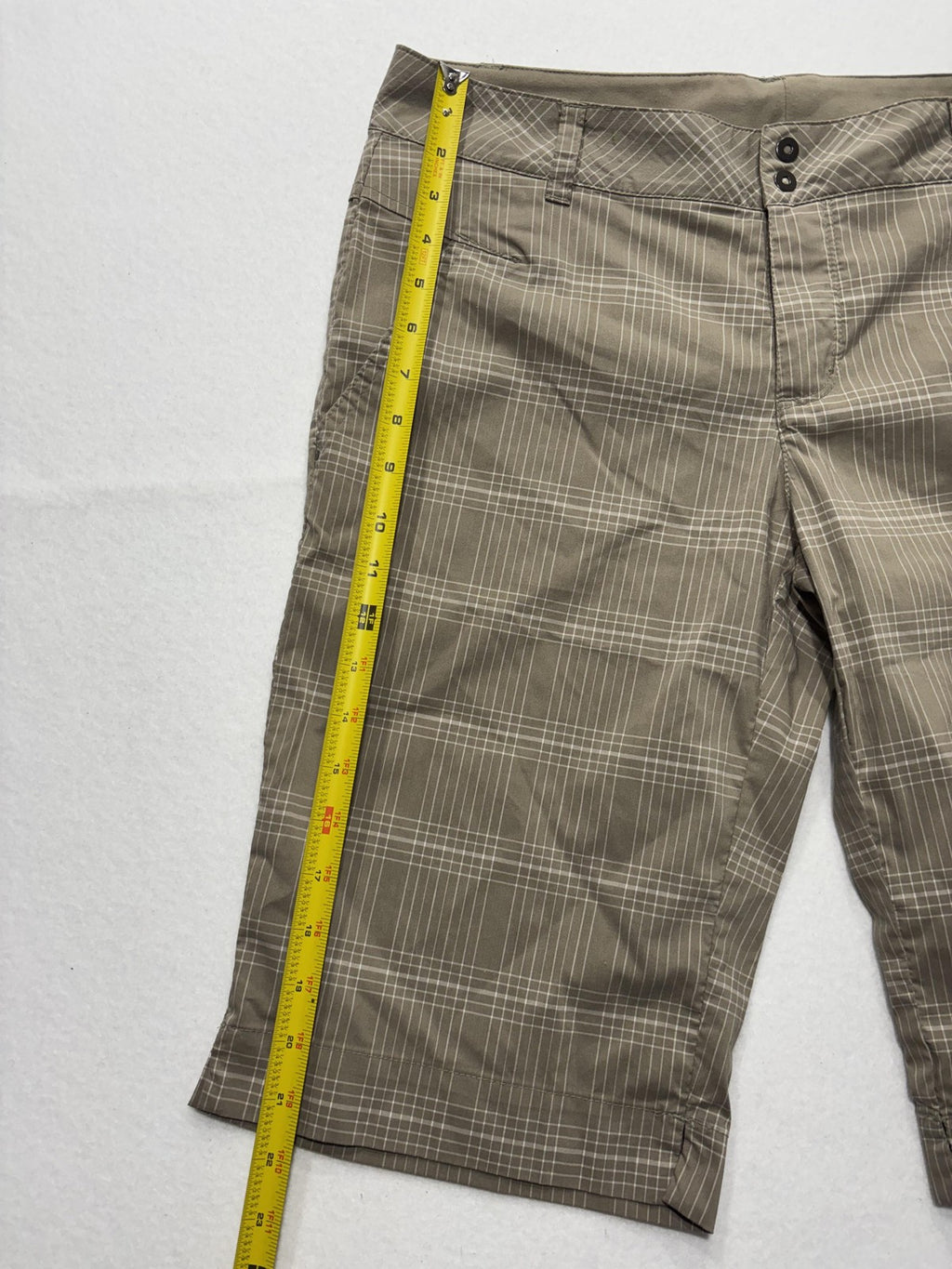 Columbia Shorts Womens 10 Beige Plaid Bermuda Knee Length Hiking Zip Pockets