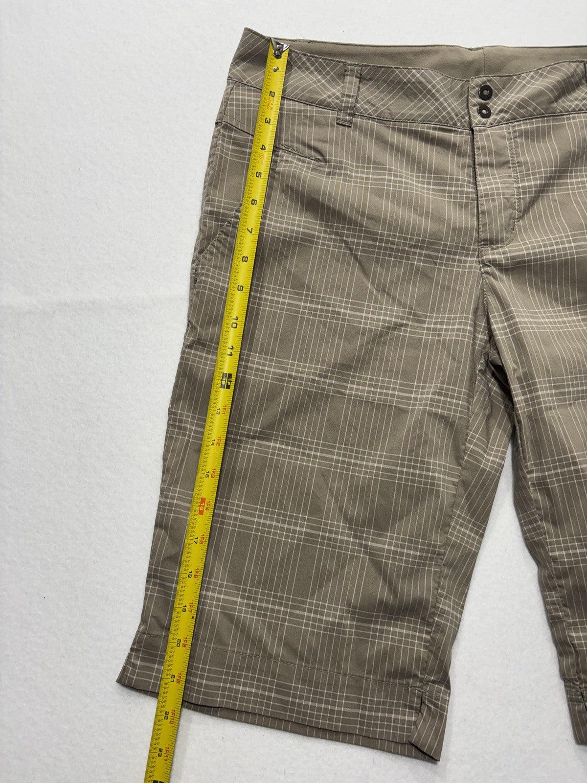 Columbia Shorts Womens 10 Beige Plaid Bermuda Knee Length Hiking Zip Pockets