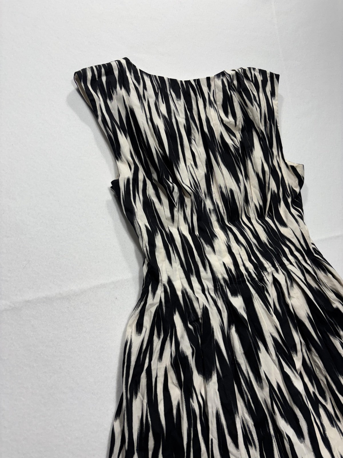 Banana Republic Dress Womens 8 Black White Abstract V Neck Sleeveless Fit Flare