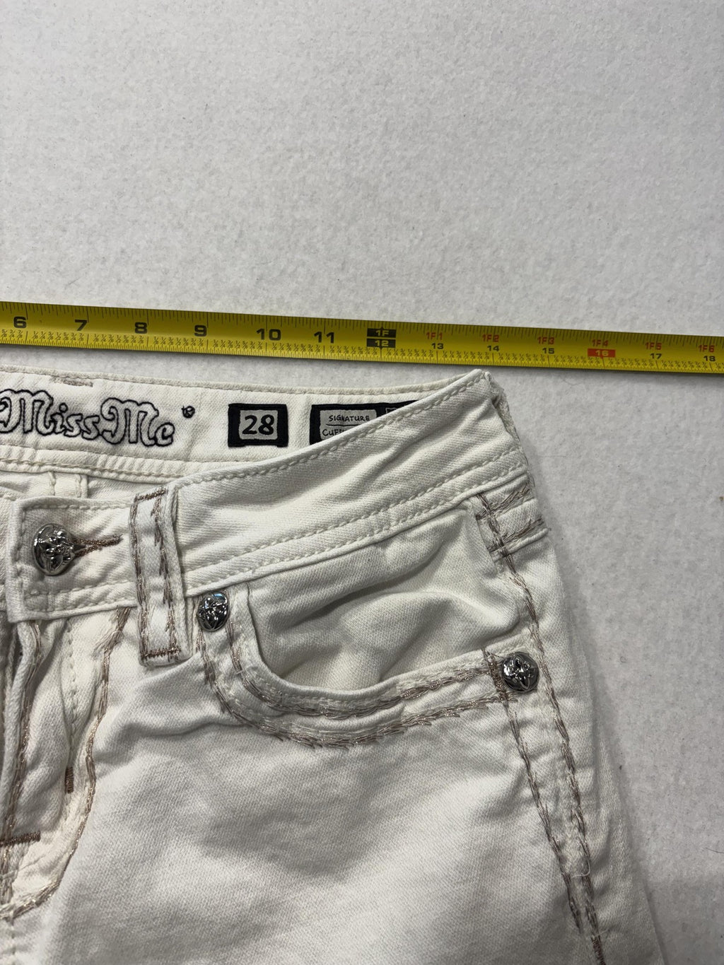 Miss Me Jeans Womens 28 White Mid Rise Signature Capri Embellished Stretch