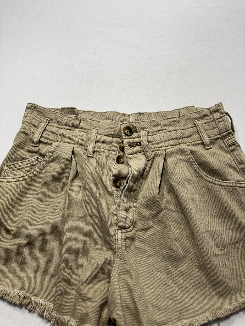 We The Free Shorts Womens Medium Beige Pleated Cut Off Frayed Button Fly Twill