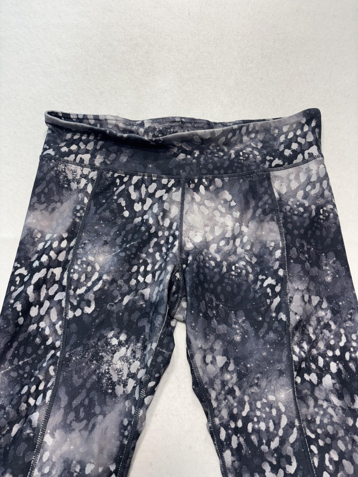 Leggings Womens Medium Gray 22.5" Inseam Capri Spotted Stretch Yoga Athletic