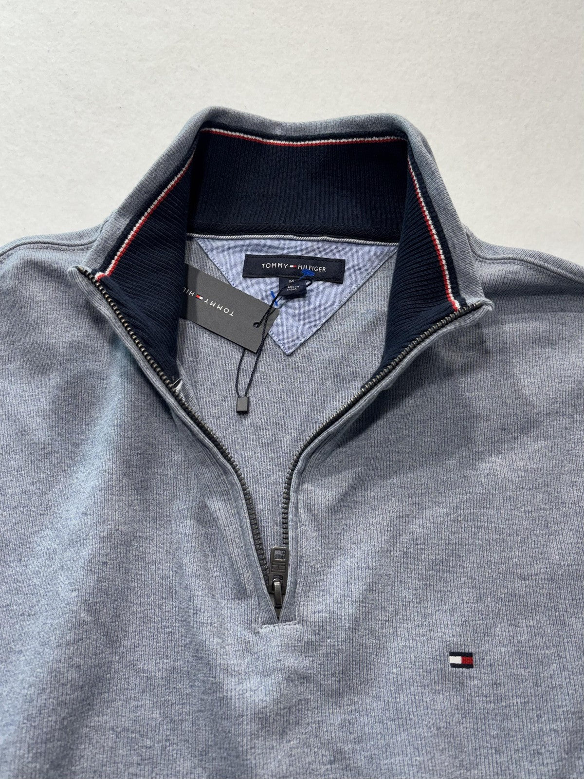 Tommy Hilfiger Sweatshirt Mens Medium Gray 1/4 Zip Mock Neck Pullover Logo