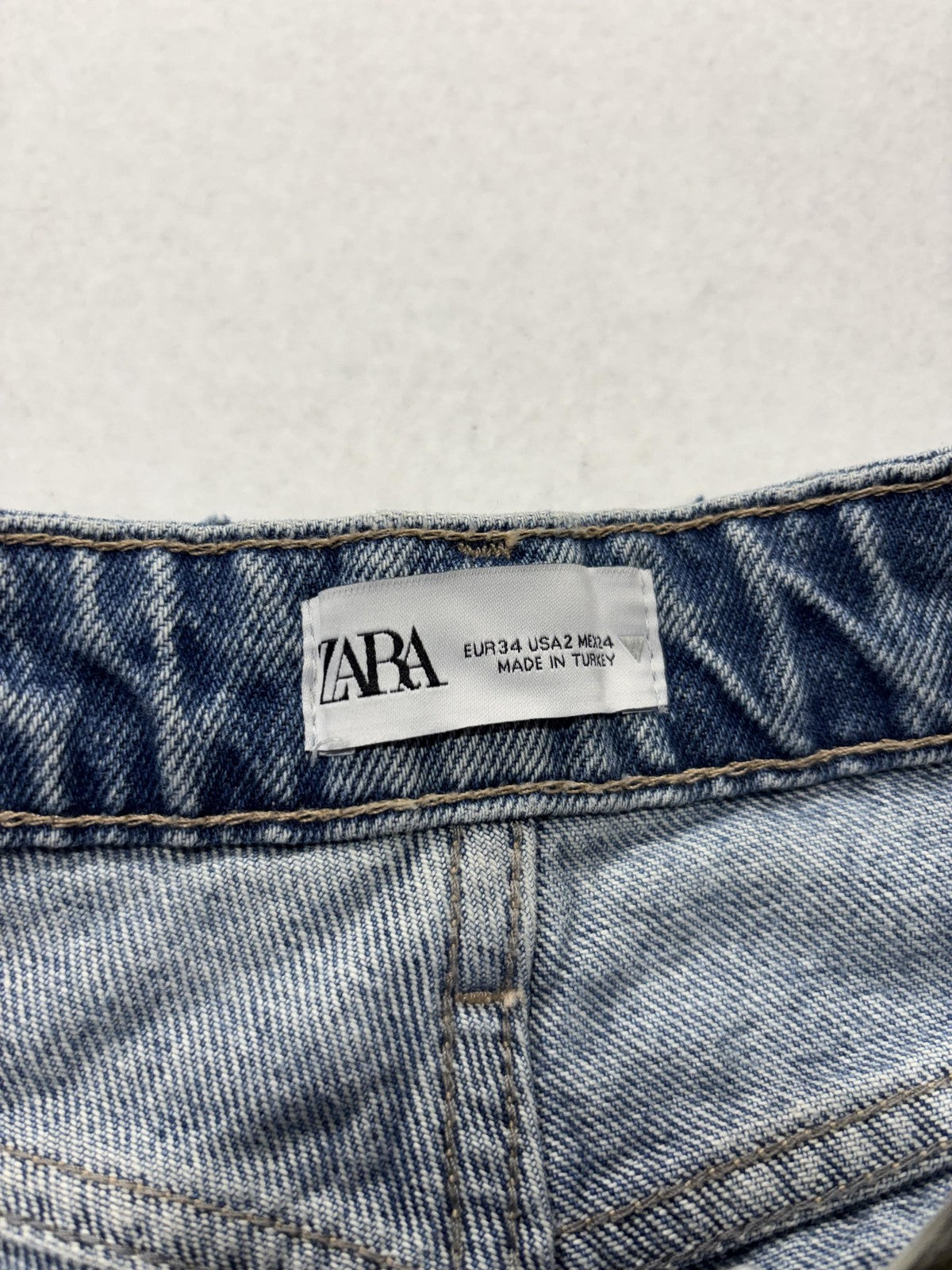 Zara Jeans Womens 2 Blue Medium Wash Straight Leg Mid Rise 24x30.5 Distressed