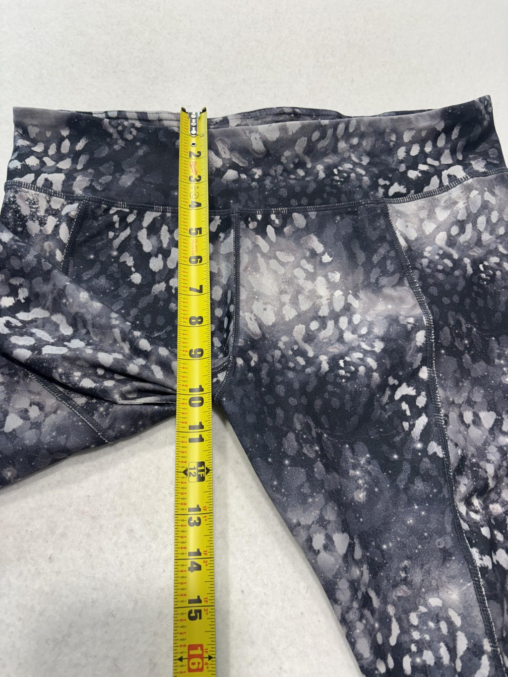Leggings Womens Medium Gray 22.5" Inseam Capri Spotted Stretch Yoga Athletic