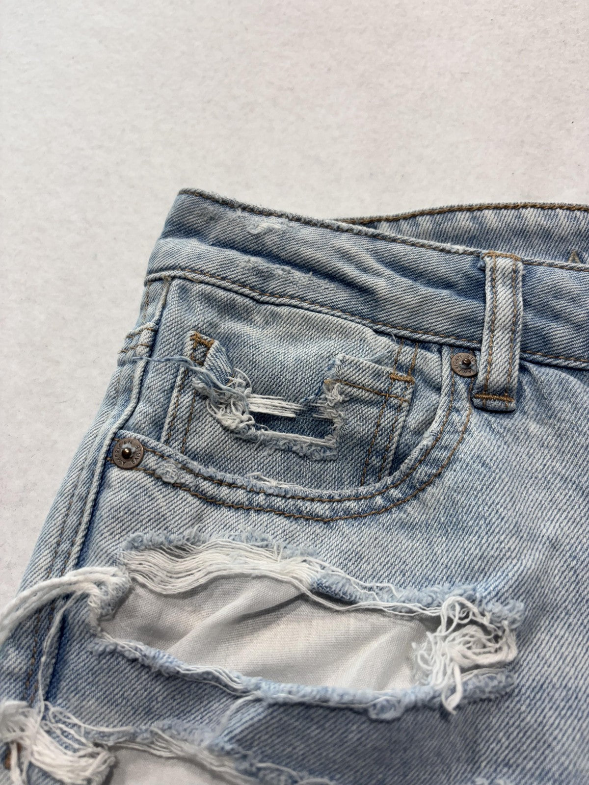 American Eagle Mom Jeans Womens 8 Blue Light Wash High Rise Distressed 30x28
