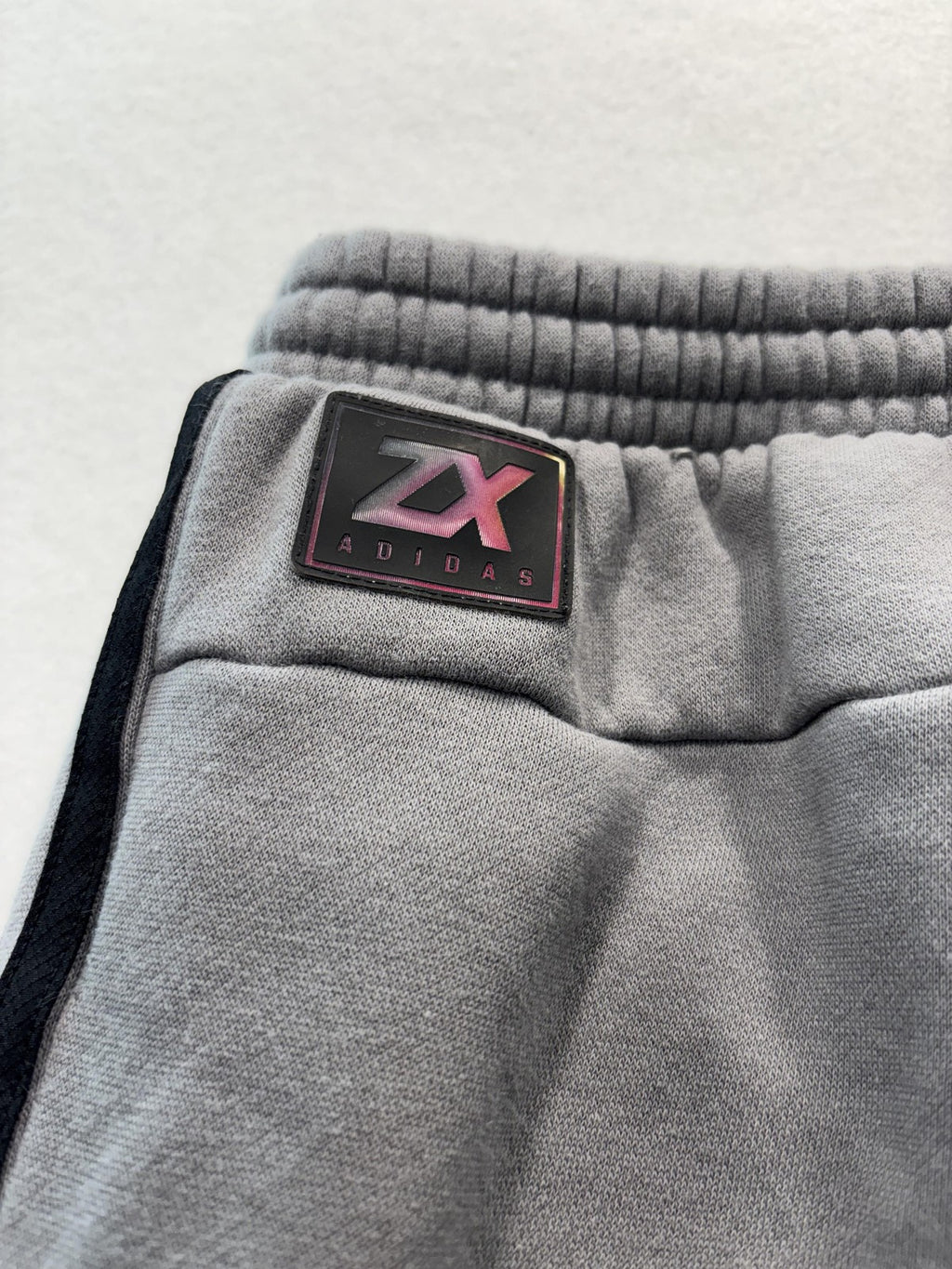 Adidas ZX Sweatpants Mens Medium Gray Fleece Elastic Waist Side Stripe Cuffed