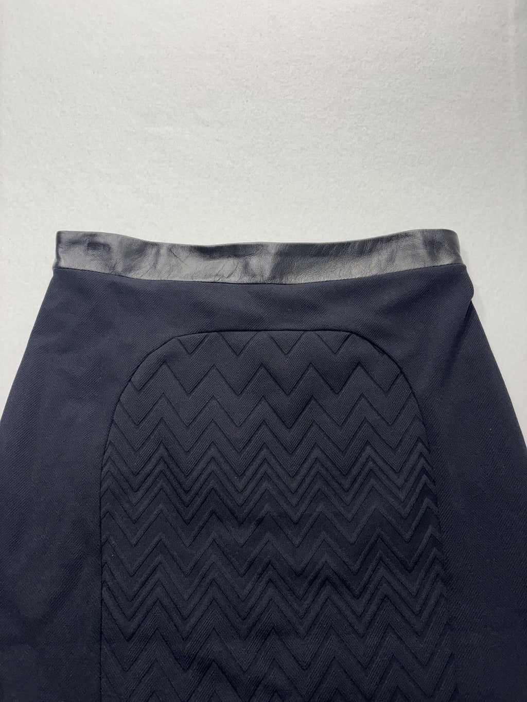 LA PINA Skirt Womens Medium Black Zigzag Faux Leather Waist Pencil Knee Length