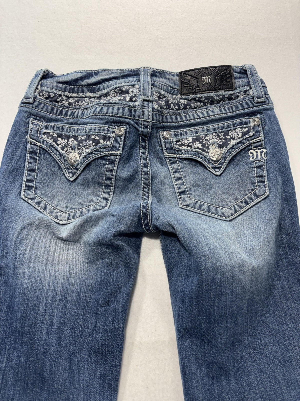 Miss Me Jeans Womens 26 Blue Medium Wash Mid Rise Capri Distressed Embroidered