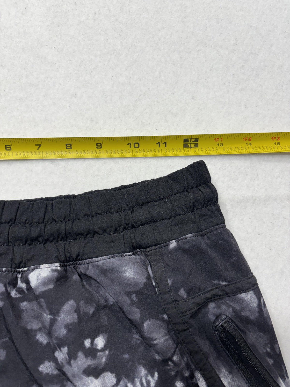 Lululemon Running Shorts Womens 6 Black Batik 2.5" Inseam Lined Zip Pocket