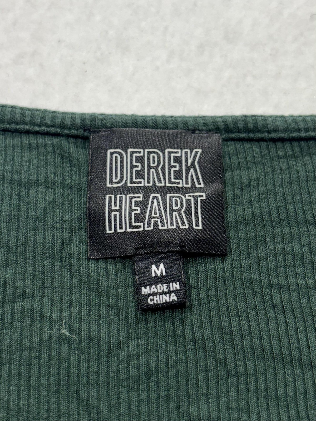 Derek Heart Shirt Juniors Medium Green V Neck Ribbed Cropped Tee Stretch Casual