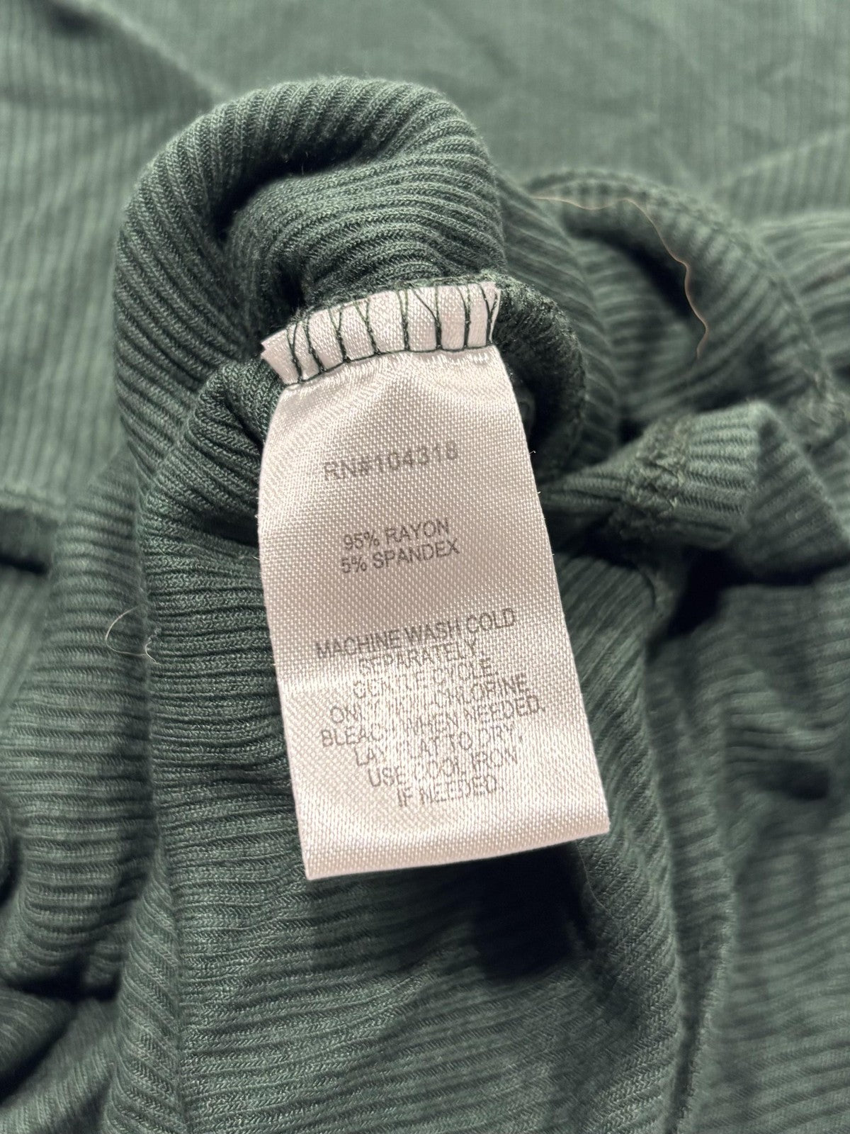 Derek Heart Shirt Juniors Medium Green V Neck Ribbed Cropped Tee Stretch Casual
