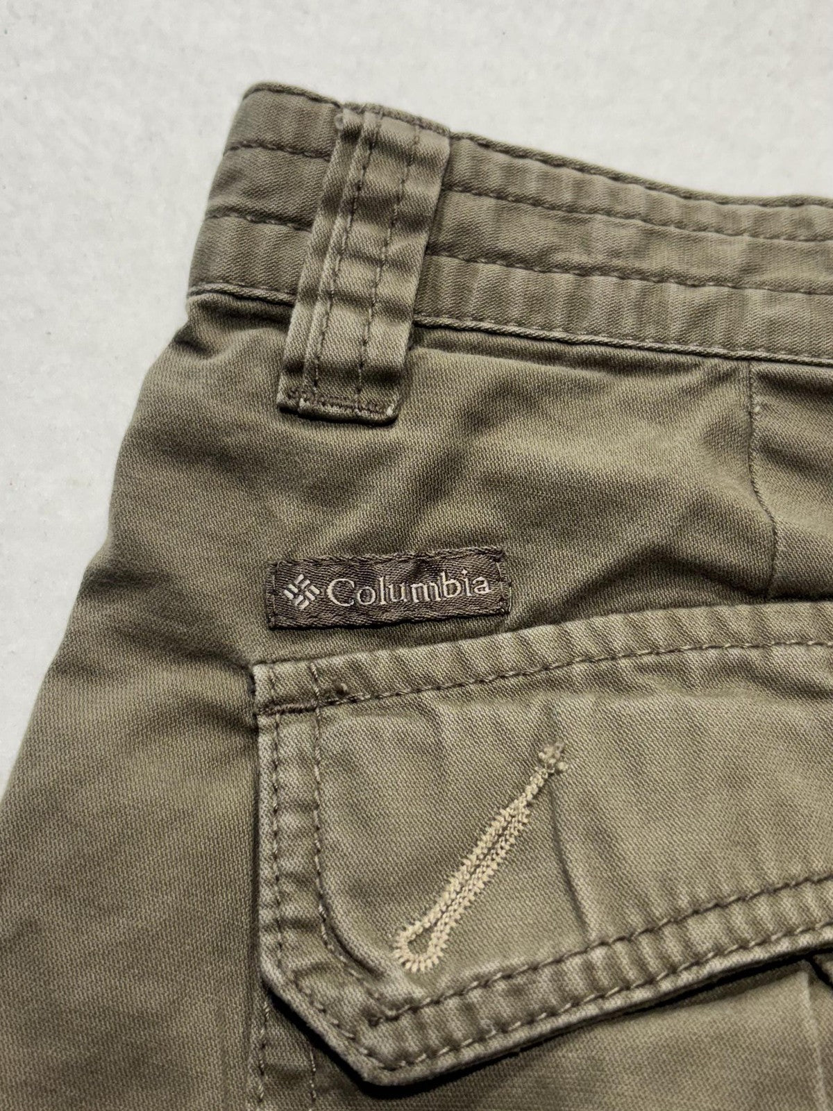 Columbia Cargo Shorts Mens 30 Green Canvas Relaxed Fit Zip Pocket Hiking Outdoor