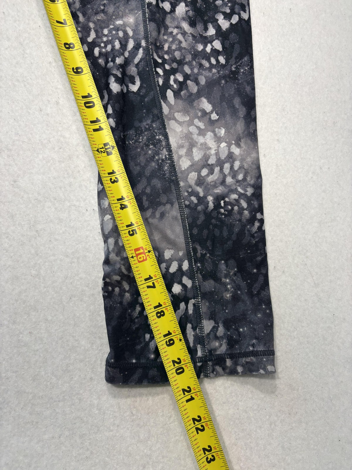 Leggings Womens Medium Gray 22.5" Inseam Capri Spotted Stretch Yoga Athletic